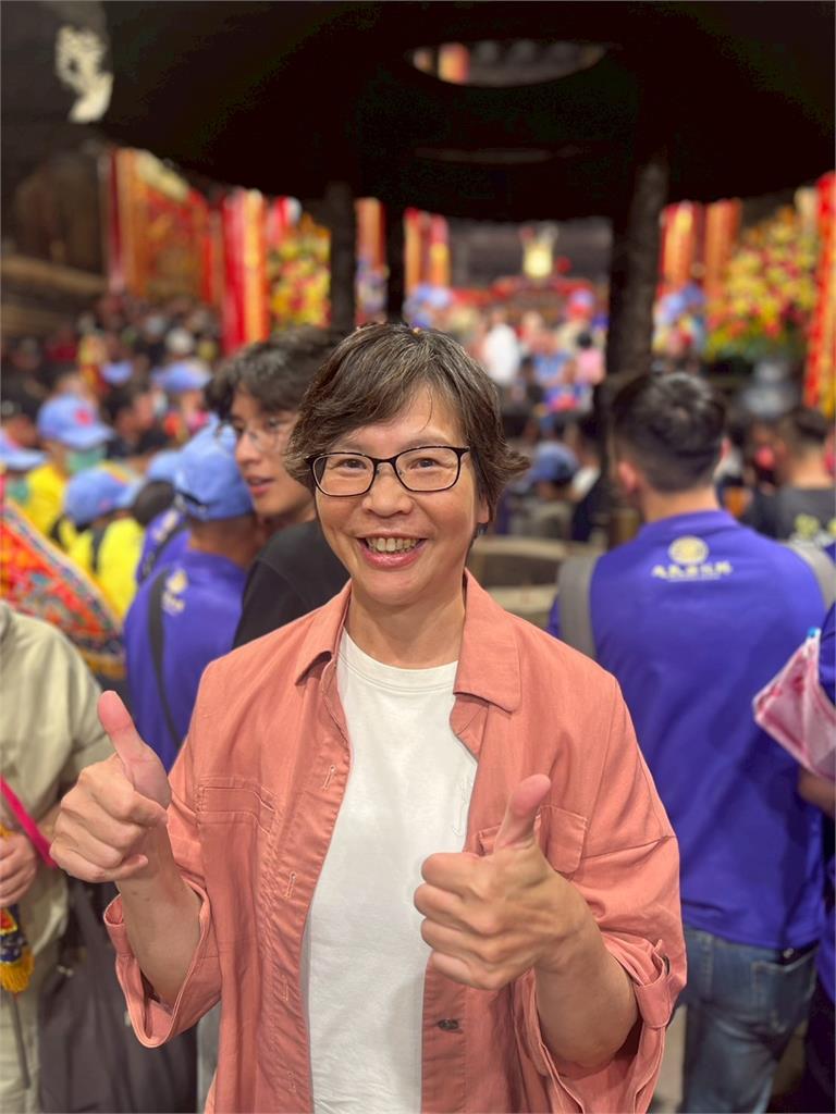 大甲媽出巡「女信眾挺柯文哲」要媽祖保佑!網一看「竟是蔡壁如」驚了:沒用…