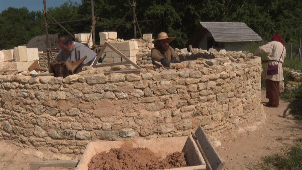 重現古建築風貌! 法國團隊用古法仿建中世紀大教堂