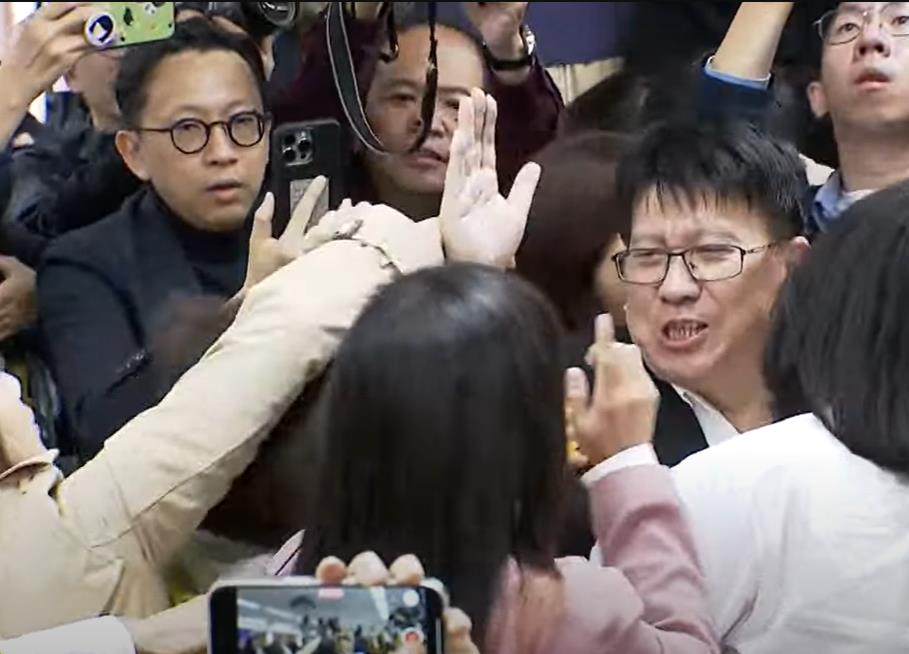 快新聞/為選罷法爆衝突!綠營女立委團團包圍林思銘 王美惠疑遭出手推倒
