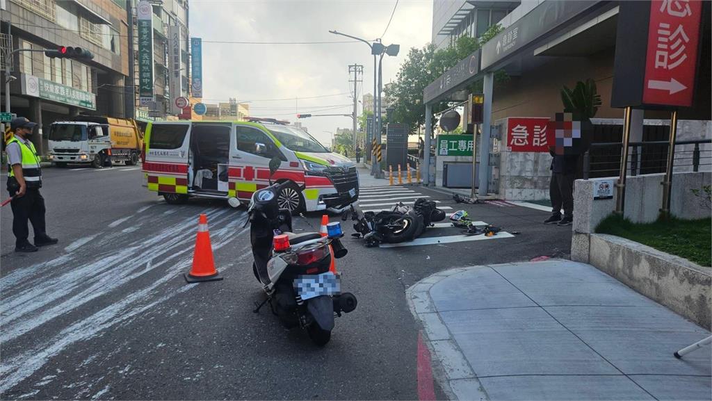 快新聞／高雄鳳山車禍！救護車急診室前撞飛騎士　驚險畫面曝