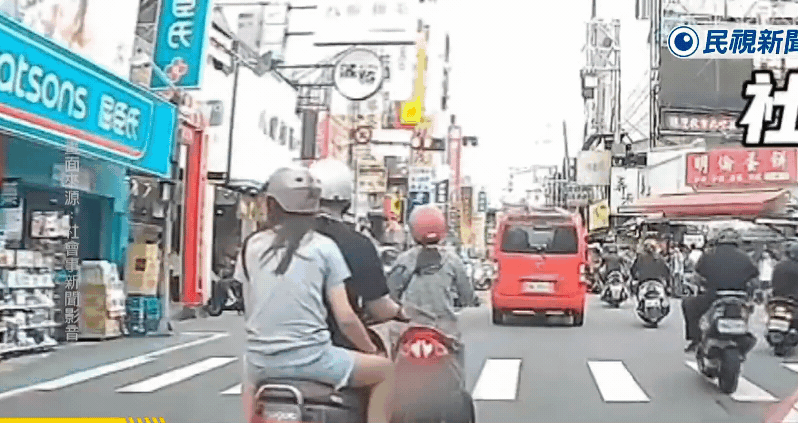 台中騎士載妹「突天降超巨蒲瓜」險遭爆頭!離奇畫面曝光…阿北衝中路秒撿
