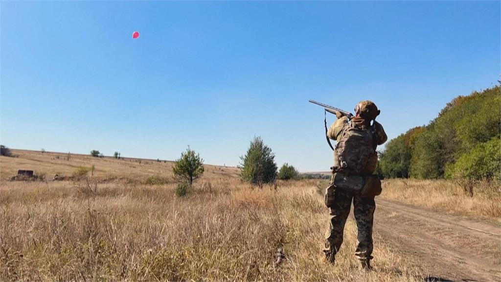 氣球當標靶！　烏克蘭軍隊訓練用槍擊落無人機