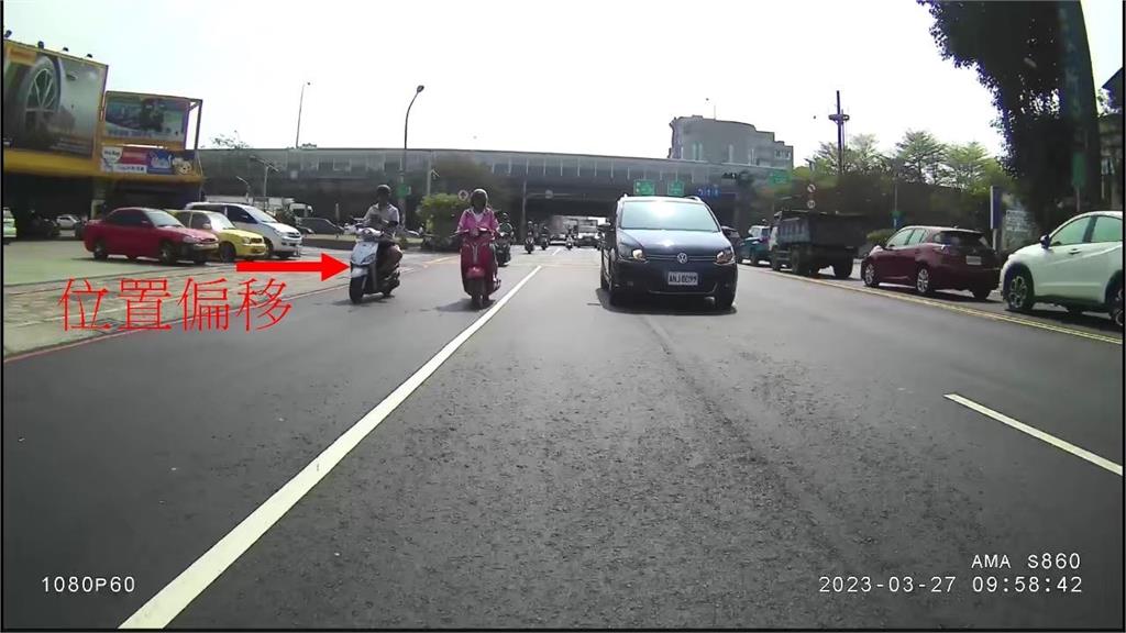 男子騎車「解放雙手」滑手機…路人嚇壞！「表演特技」吞1.2萬罰單