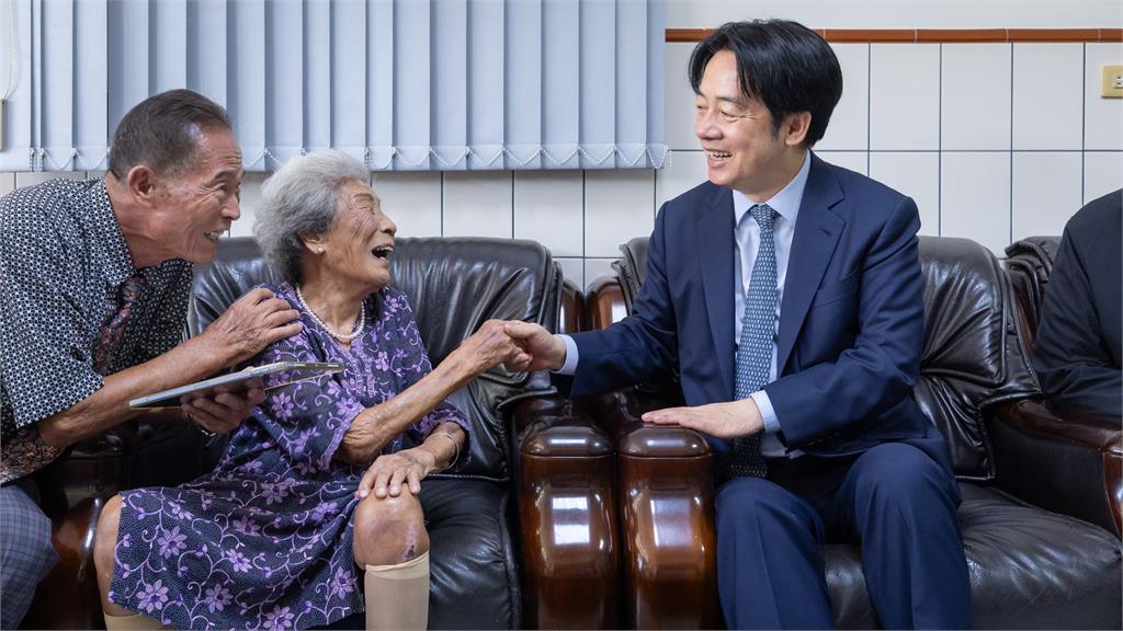 快新聞/重陽節提前開暖!總統探望百歲人瑞 秒變「賴阿公」抱萌娃