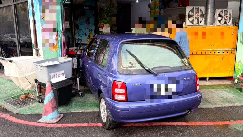 腳踏墊卡油門？轎車衝撞進早餐店幸無人傷亡　2萬賠償談不攏