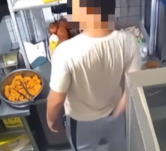 炸雞店員躲廚房「偷挖屁股」沒洗手就包餐！超噁20秒嚇翻網：今晚加菜了