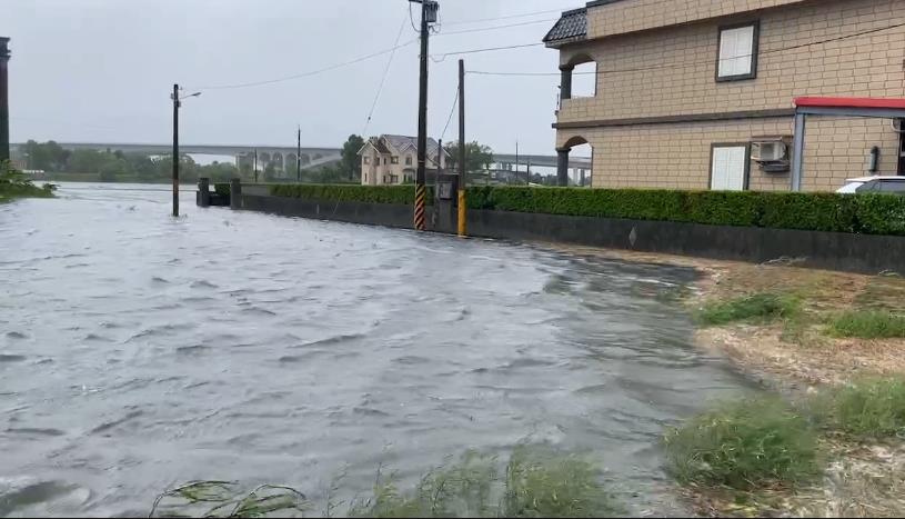 快新聞/宜蘭冬山鄉淪水鄉澤國!大面積淹水蓋滿路面 南方澳也頻傳災情