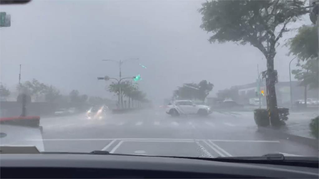 高雄狂風暴雨! 市區如「水上行舟」 南橫公路中斷