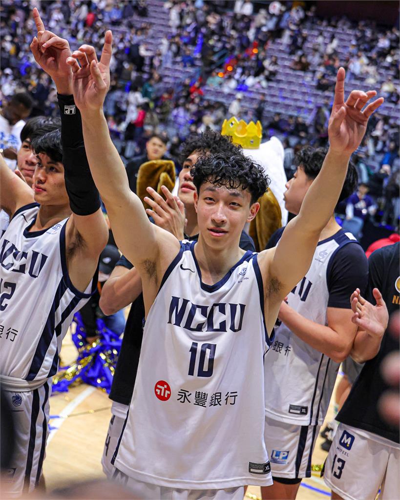UBA(影)／政大勇奪UBA大專籃球聯賽5連霸  寫下跨季50連勝超狂紀錄