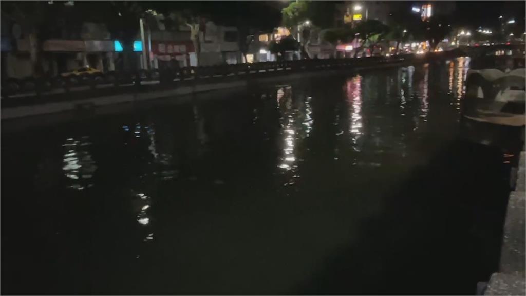 基隆市區海水倒灌 車道、騎樓慘淹店家急著掃水