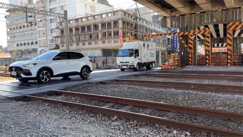 車輛回堵駕駛硬要過? 宜蘭轎車「塞平交道上」驚險畫面曝