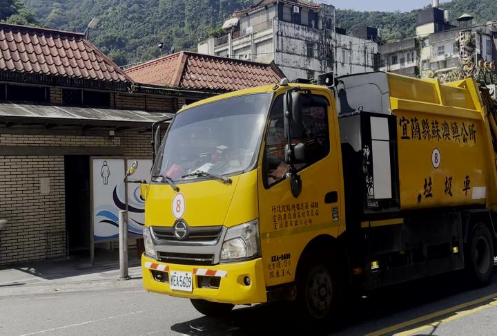 「掃地機器人」未拆電池直接丟掉　差點火燒垃圾車