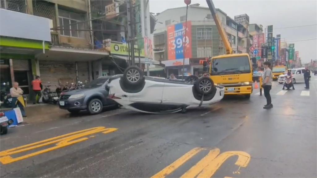 要閃車？高雄男開車撞上變電箱波及3車　整條街瞬間斷電