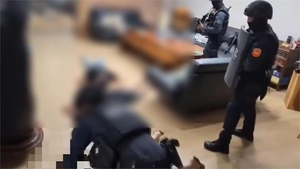 殘忍!男遭「關狗籠」拘禁毆打 警逮捕10人竹聯幫成員