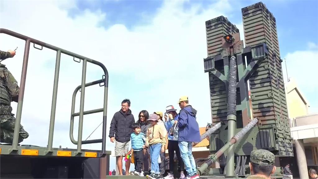 澎湖大行軍！　天弓三型飛彈首度公開亮相　民眾搶拍照