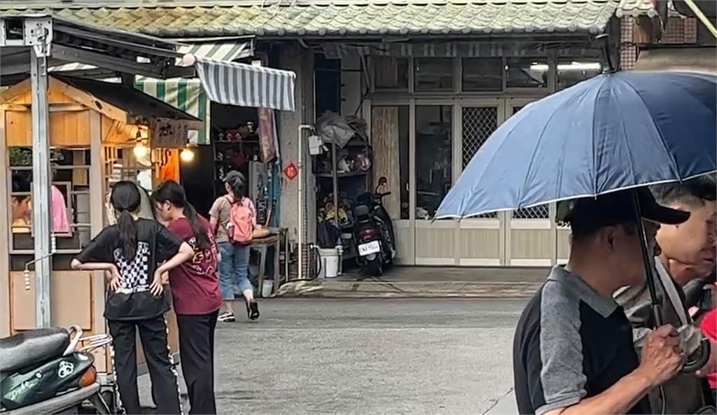 北埔老街攤位火燒 「蓋報紙」滅火卻越燒越大