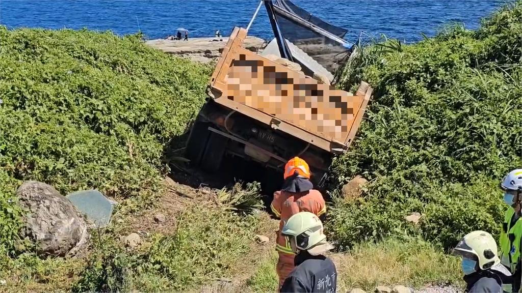 濱海公路車禍原因曝！　轎車跨雙黃線衝撞　砂石車司機拋飛亡