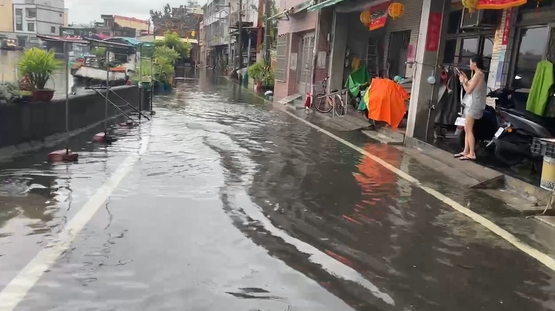 快新聞／颱風外圍環流+大潮「屏東盛漁里大淹水」　水淹至膝蓋、路上成溪流畫面曝