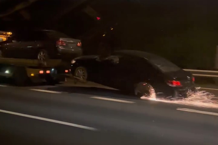 快新聞/飛來橫禍!國1輪胎突掉落砸車頭 疑「這台車」載運車輛肇事