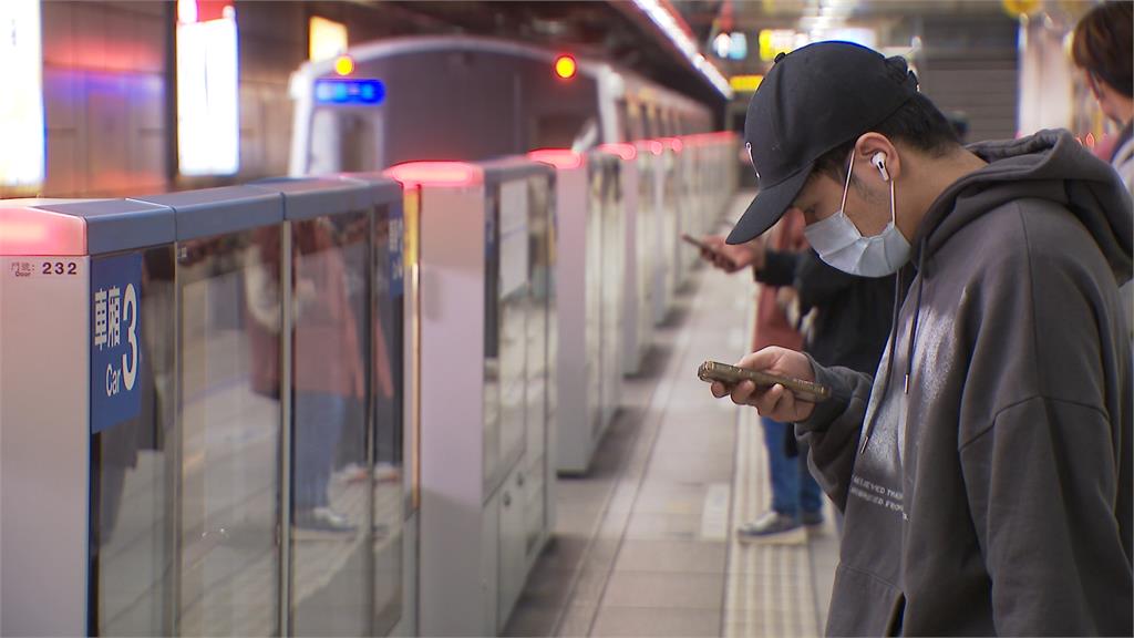 刀鋸插腰間搭捷運民眾急報警 裝潢工恐挨罰百萬