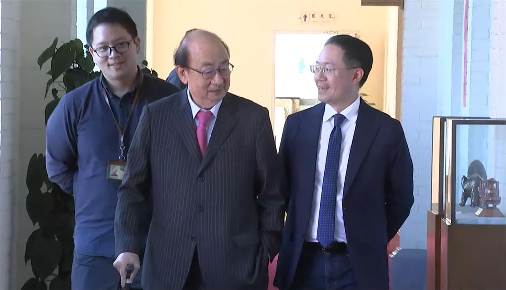 快新聞/見證憨川就任立委!韓國瑜逗趣問「該酒測了吧」 全場哄堂大笑