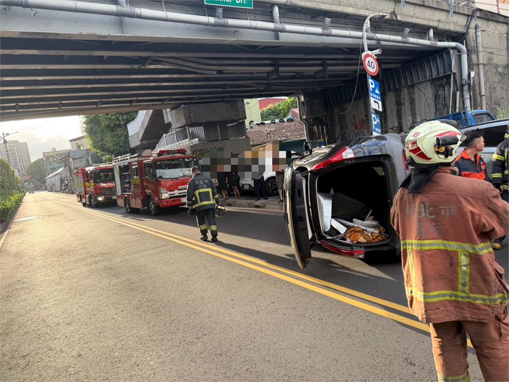 快新聞/新莊小客車失控翻覆 波及3