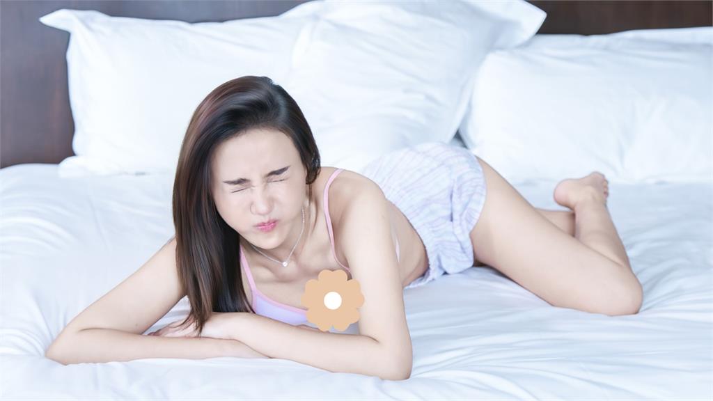 48歲何妤玟深夜脫了「只穿Bra」曲線逼人!趴床照「SSR身材」全被拍