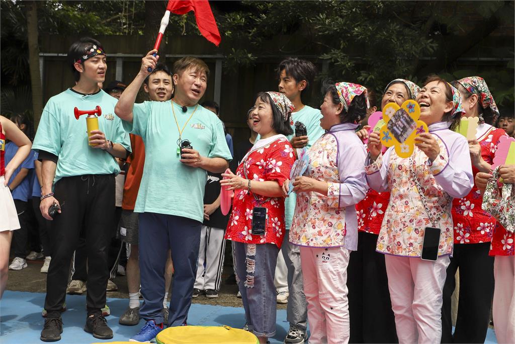 《綜藝大集合》客家媽媽們向偶像唱客家歌表白！胡瓜被摸臉又被親驚慌失措