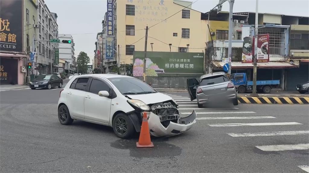 感冒頭昏昏！男撞車嚇傻　搞不清是誰闖紅燈...