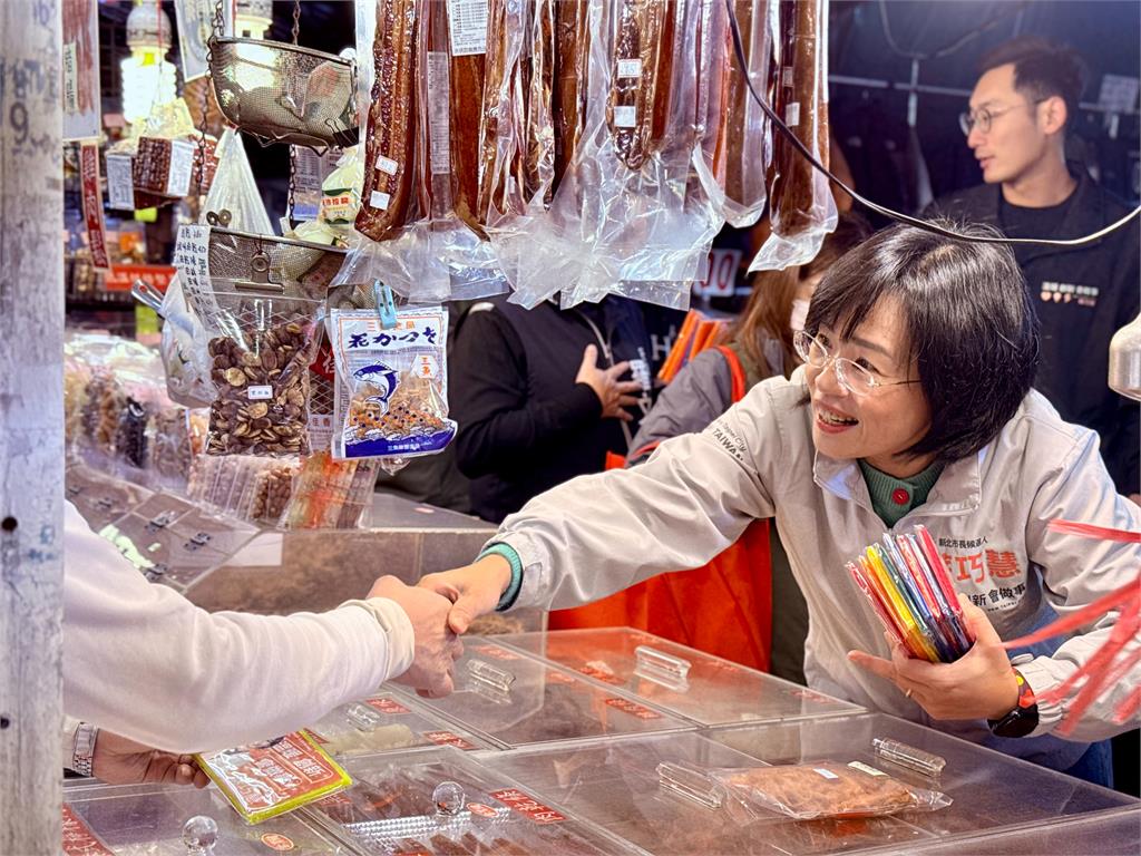 快新聞／不畏寒流！挺進「深藍」永安市場掃街　蘇巧慧曝奇襲策略