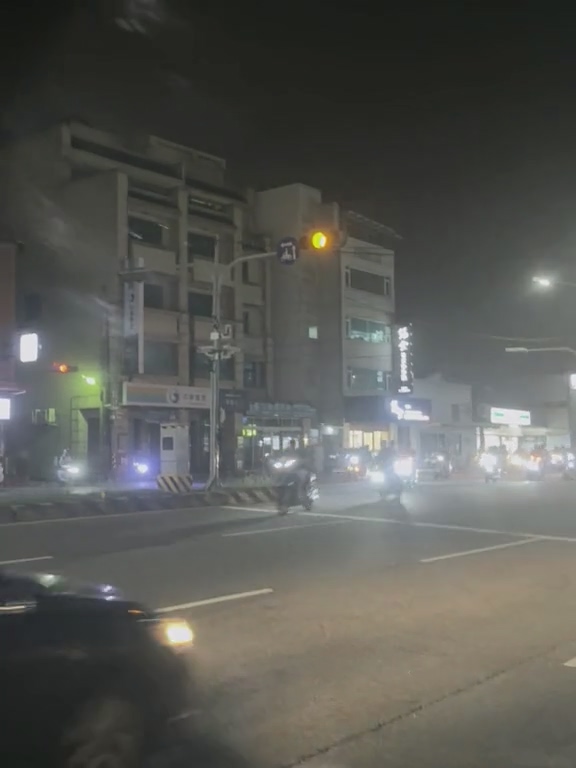 擾民!大批改裝車深夜炸街 警半路攔檢開出上百張罰單