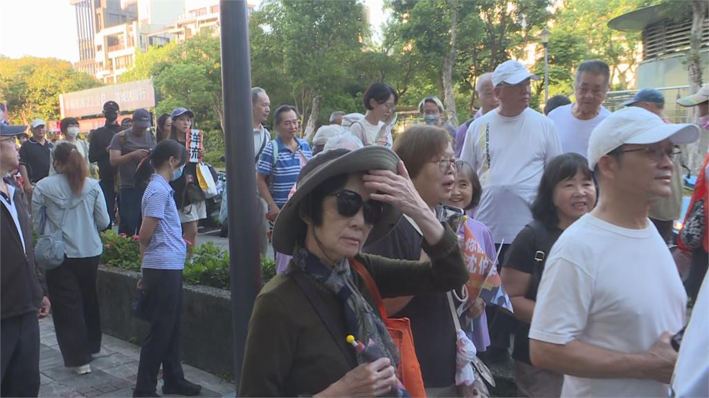 快新聞／大湖公園清晨擠爆！民眾排隊搶拍沈伯洋　「超萌寵物龜」也來助陣