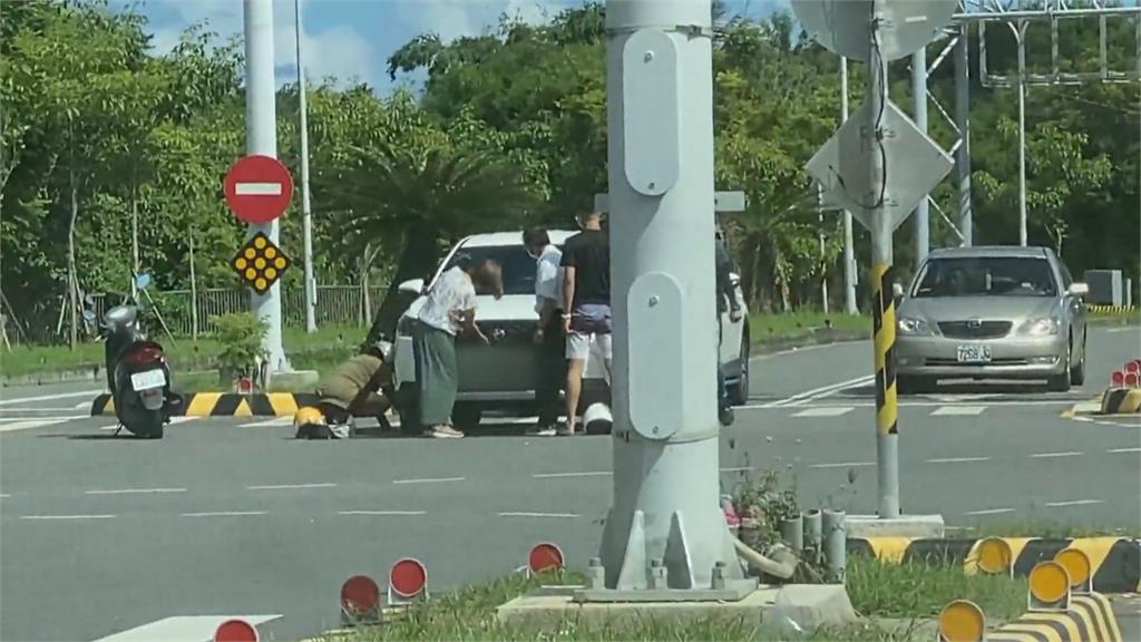 就怕起步傷到牠！　車停路中央救鑽油箱小貓