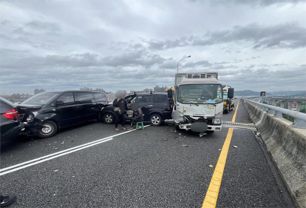 快新聞/疑未保持安全車距釀禍!國1桃園段8車「撞成一團」
