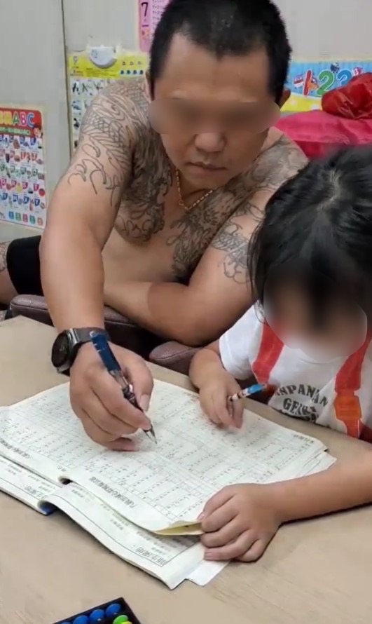 刺青帥爸手「捏啊捏」教小孩算珠心算?5千網友驚呆:另類反差萌!