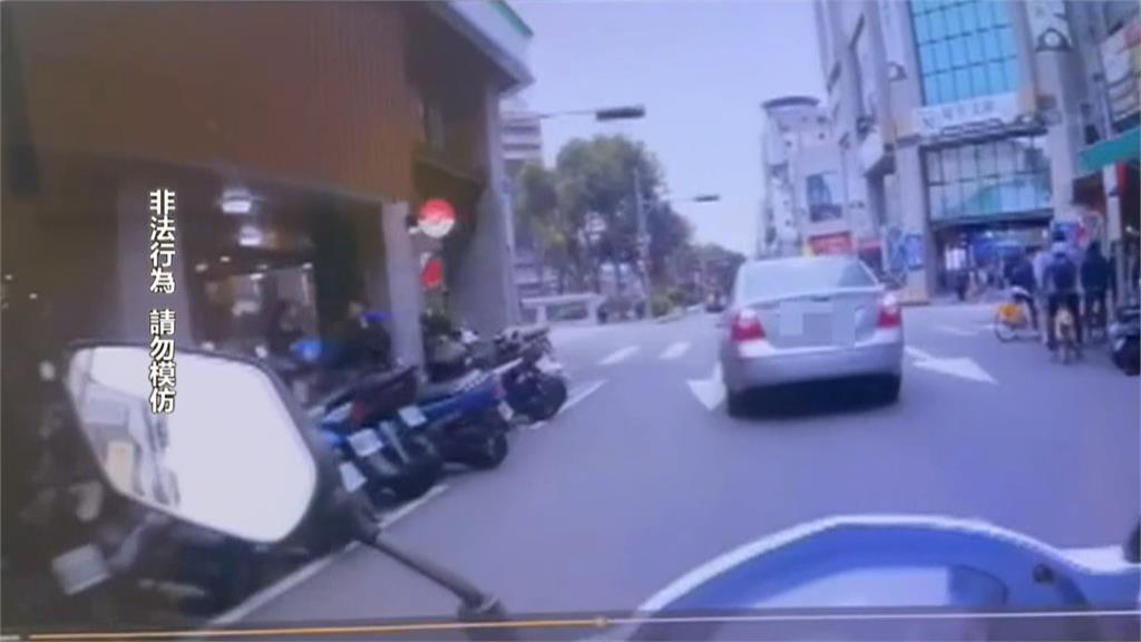逆向遭攔查棄車逃 台中逃逸移工跑給警追還爬屋頂
