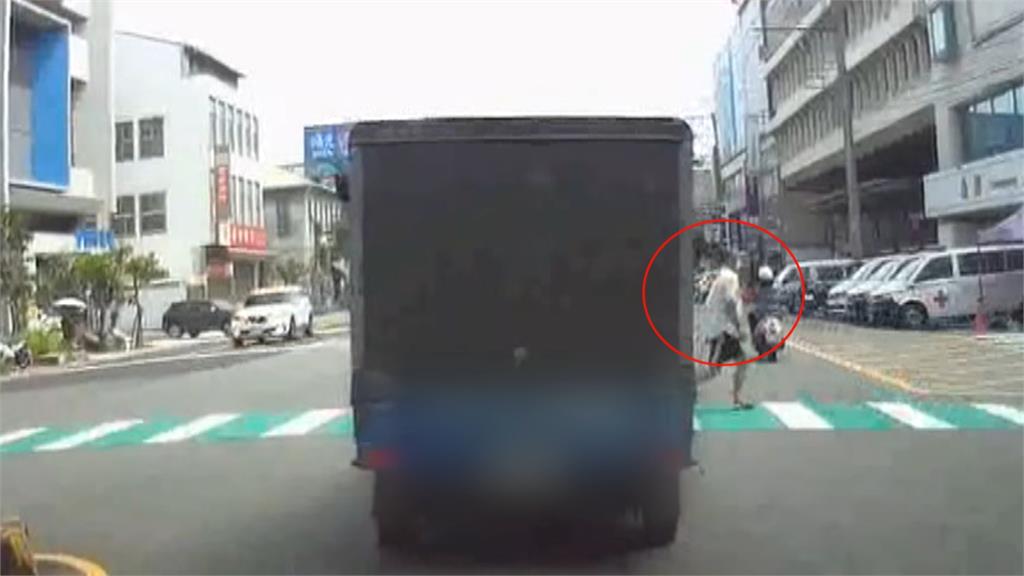 恐怖!沙鹿危險路口 機車沒讓行人差點撞到