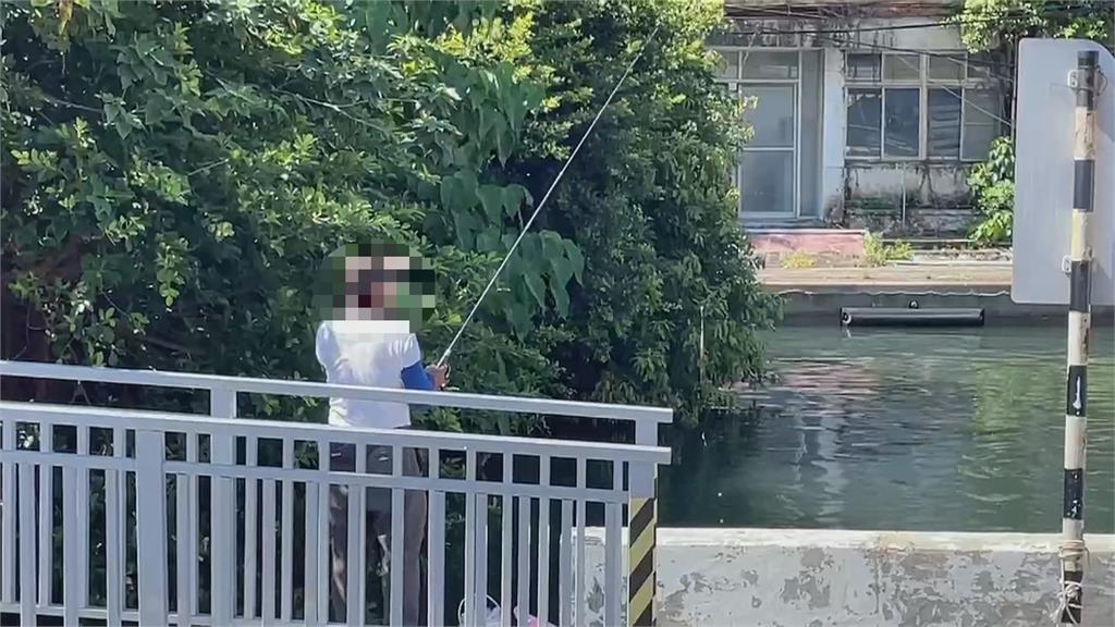 鼓山區「禁止釣魚」公告沒人理! 釣客人行道旁甩竿險傷路人