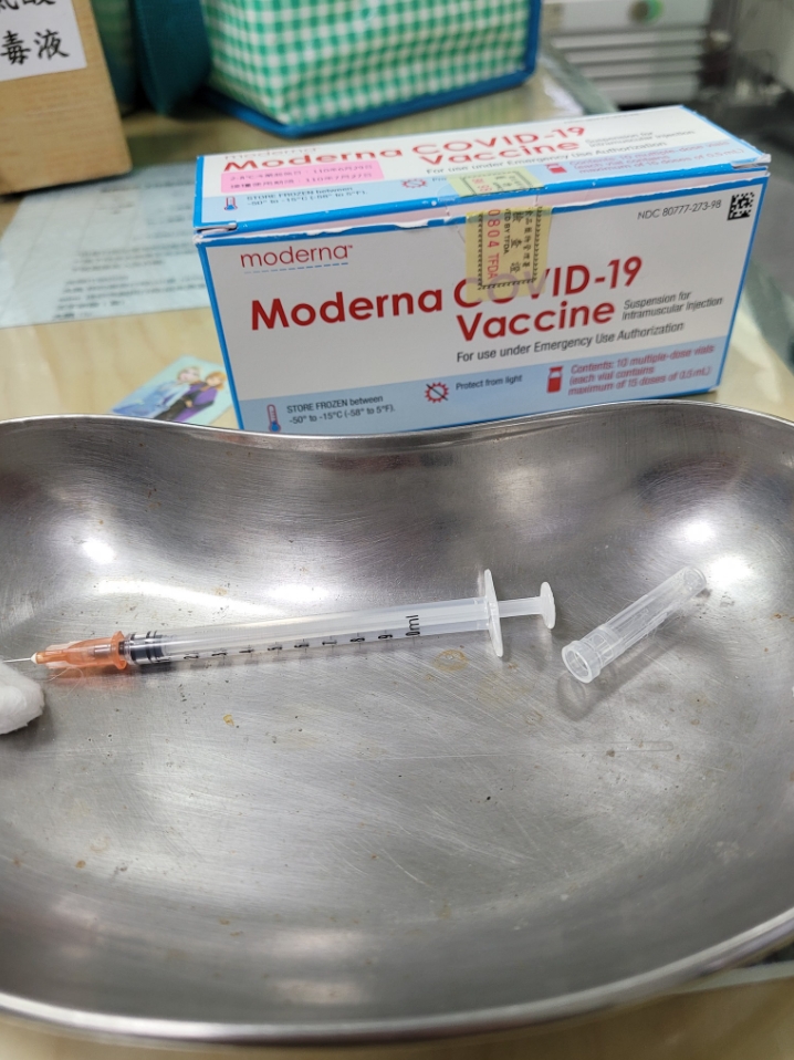 快速排到疫苗原因曝光！43歲尹馨揭打完莫德納「唯一副作用」