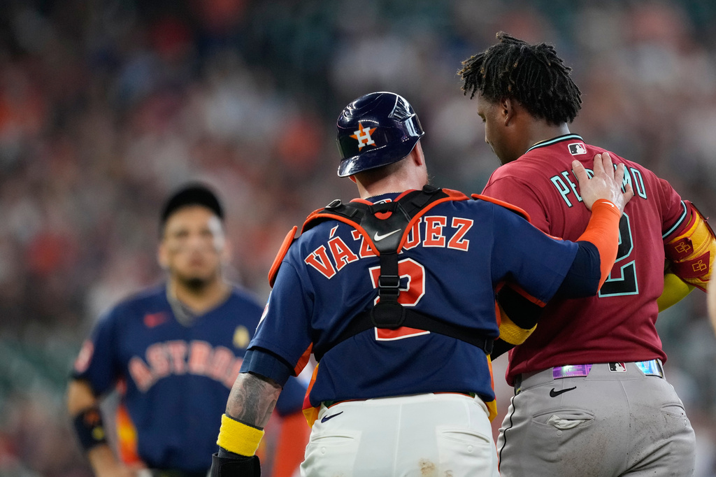 MLB(影)／93英里強襲球直接爆頭！「這球員」運氣真差被隊友平飛球擊中當場倒地