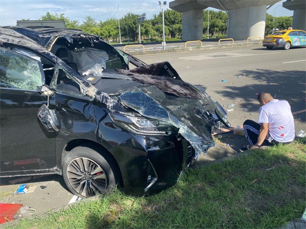 快新聞/立委蔡易餘出車禍!右手肘小腿受傷送醫 車頭遭撞爛照片曝
