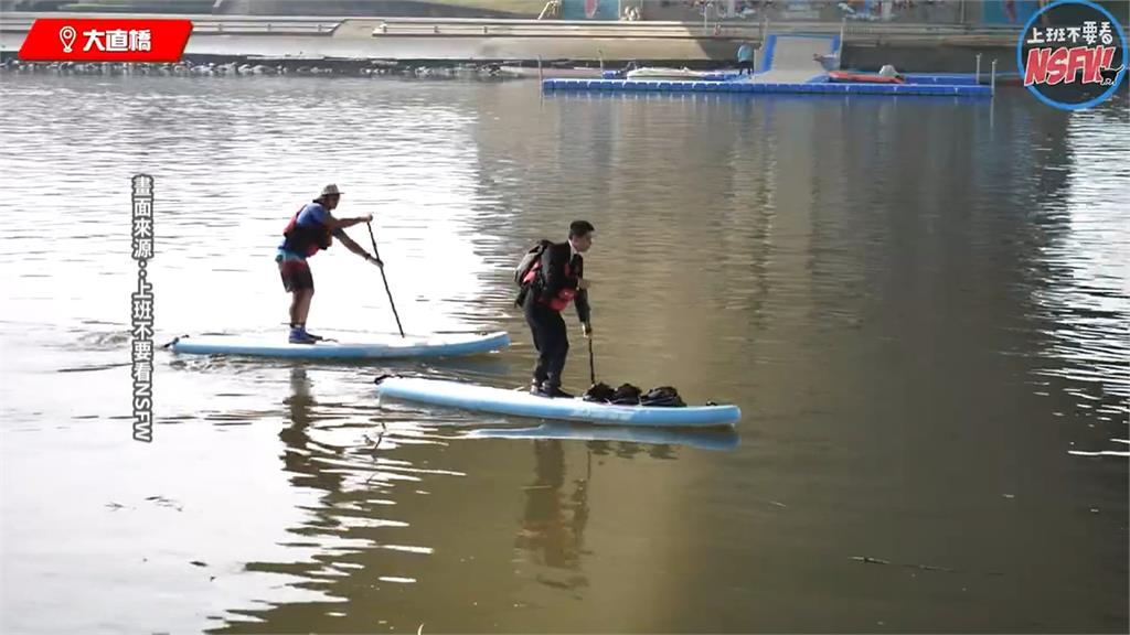 避塞車? 西裝男基隆河"划立槳"通勤 網友驚:我還在塞