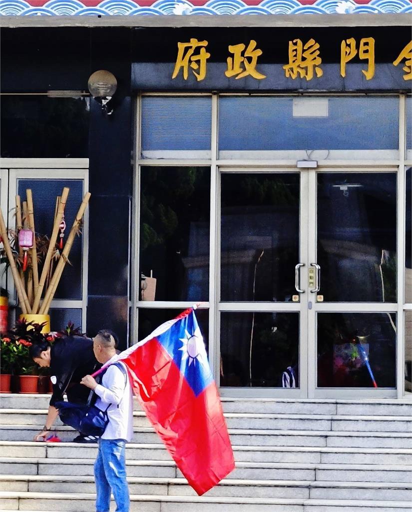 快新聞/陸籍男子持「兩旗」闖金門縣府!高喊「統一」 移民署已強制驅逐出境