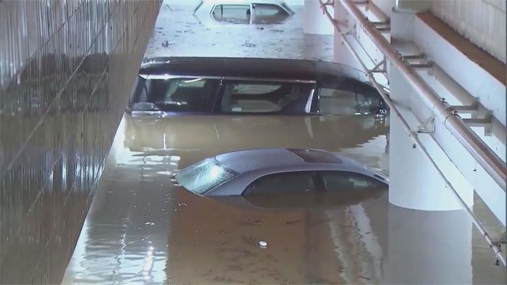 豪宅也淹水！香港遇世紀最強暴雨　容祖兒「水上開車」崩喊：快嚇死　