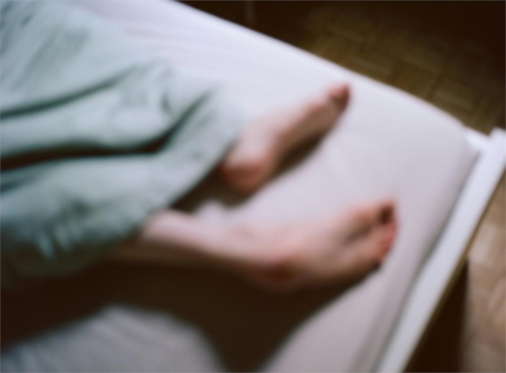色阿公半夜「狂摸孫女大腿內側」!女童隱忍多年向母求救:我的勇敢要用完了
