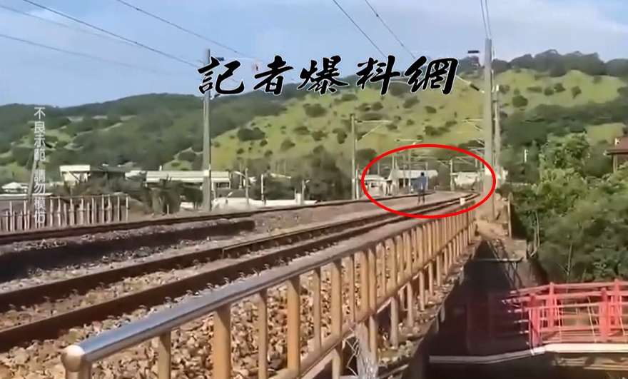 台中男疑翻過柵欄闖入鐵軌行走 目擊民眾直呼:好危險