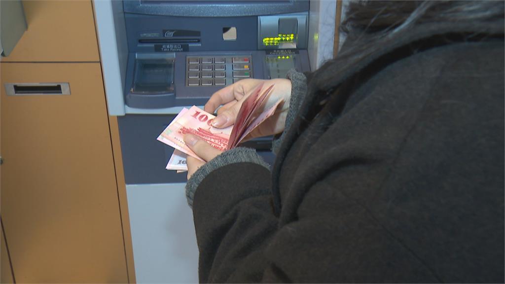 ATM存錢「被吃1000元」監視器竟看不清!工程師曝「1招自保」她更傻眼