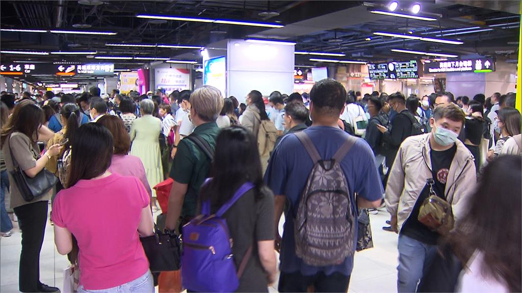 高鐵號誌異常6班次暫停行駛 民眾不耐煩!直接坐地上吃晚餐