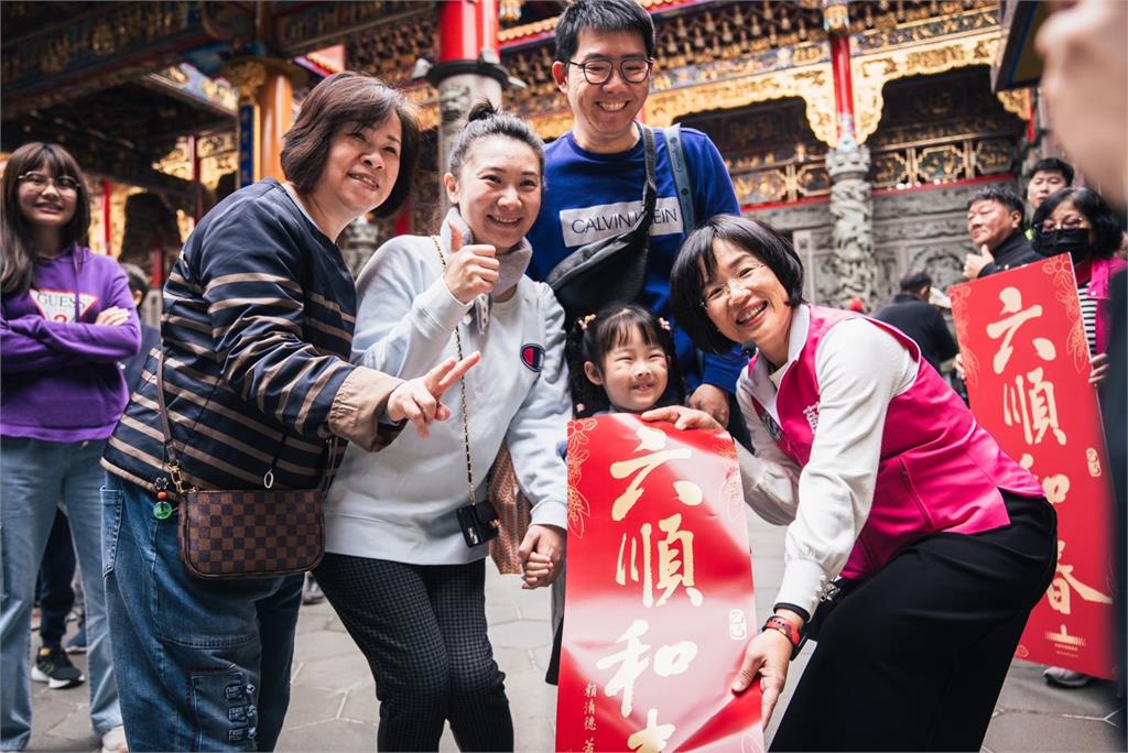 快新聞/總統聯名春聯夯!蘇巧慧竹林山觀音寺發放 半小時內千份被搶光