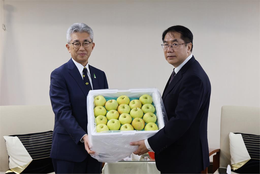 日本青森弘前市長會台南市長黃偉哲 雙方深化農產交流共同紀念台南400